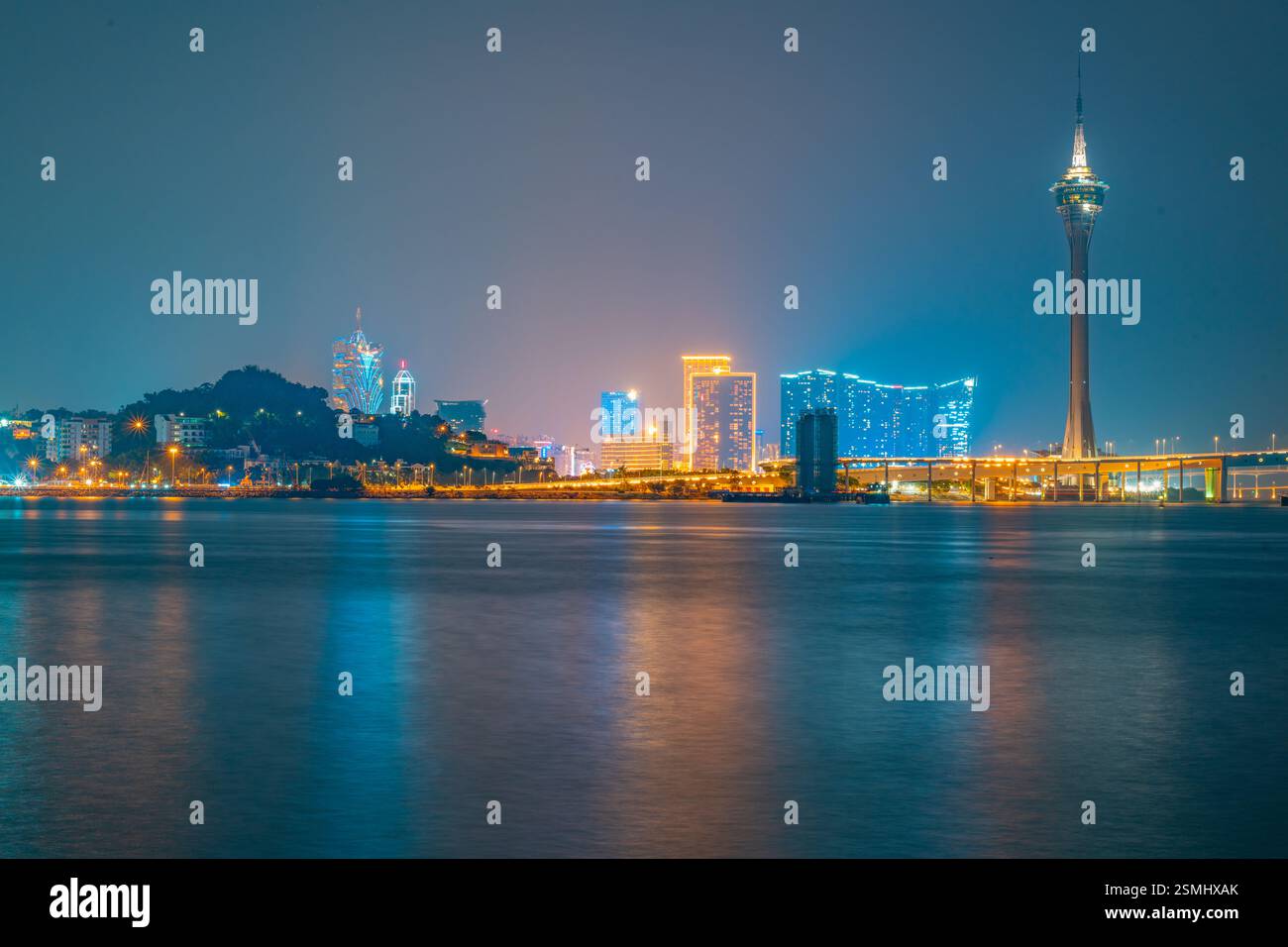 Nächtlicher Blick auf Macau über Zhuhai Stockfoto