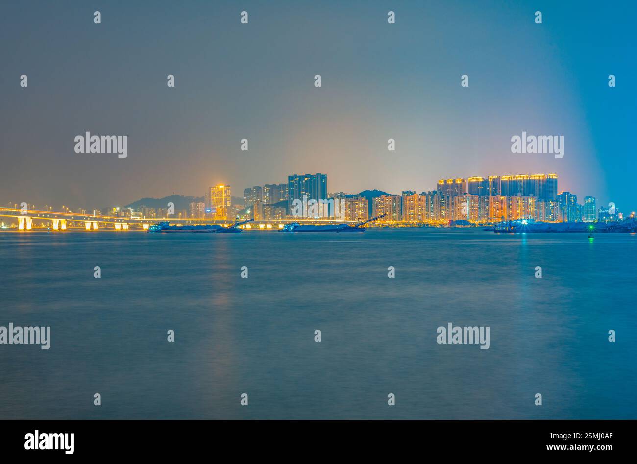 Nächtlicher Blick auf Macau über Zhuhai Stockfoto