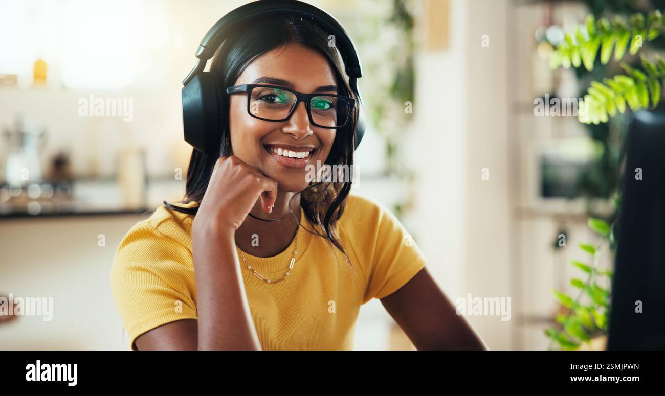 Musik, Porträt und Lächeln mit Indianerin im Home Office als Grafikerin für Marketingkampagnen. Kopfhörer, Laptop und Remote Work mit Happy Stockfoto