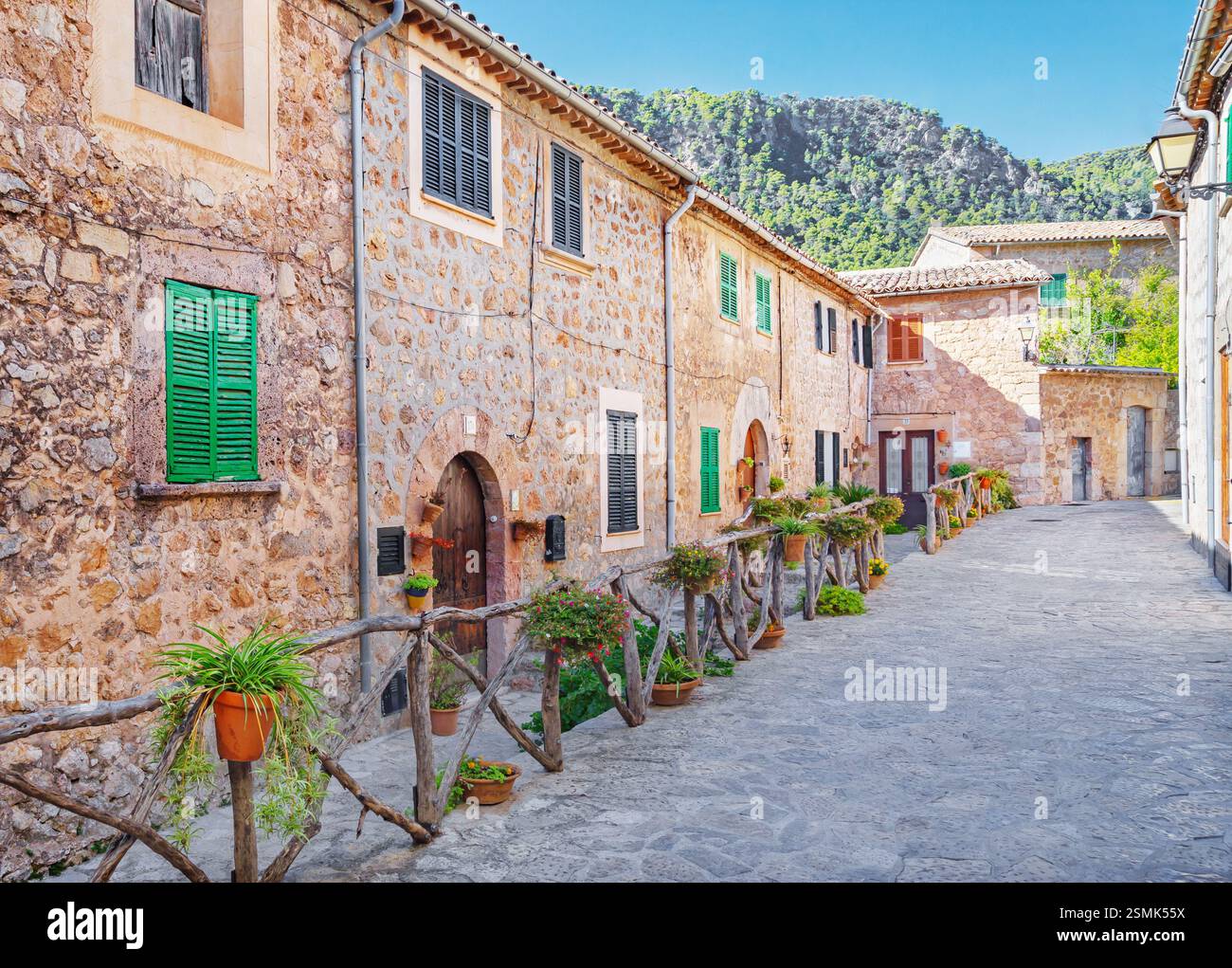 Historisches Viertel mit Kopfsteinpflaster Straße, Valldemossa, Mallorca, Balearen, Spanien Stockfoto