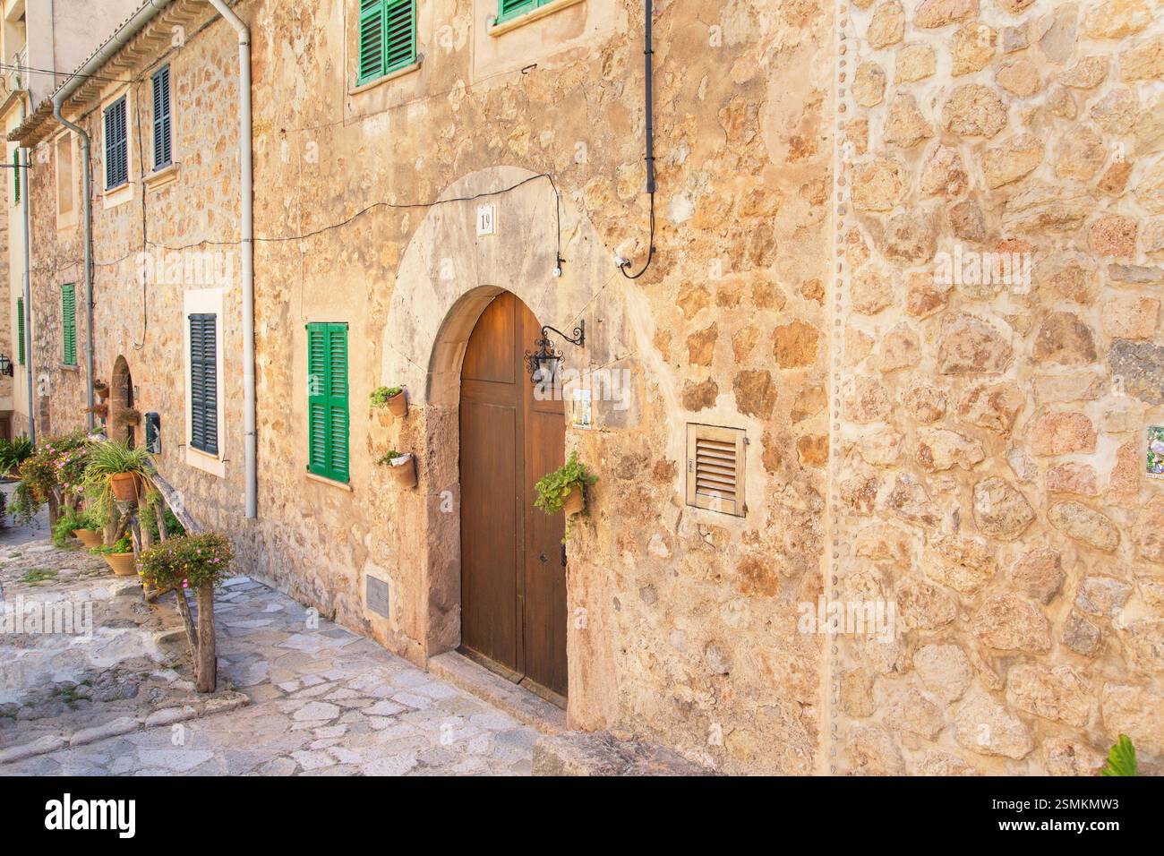 Historisches Viertel mit Kopfsteinpflaster Straße, Valldemossa, Mallorca, Balearen, Spanien Stockfoto