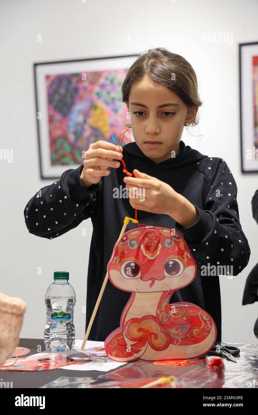 Rabat, Marokko. Februar 2025. Ein marokkanisches Mädchen macht eine Laterne in Schlangenform bei einem Laternenfest in Rabat, Marokko, am 12. Februar 2025. Quelle: Huo Jing/Xinhua/Alamy Live News Stockfoto