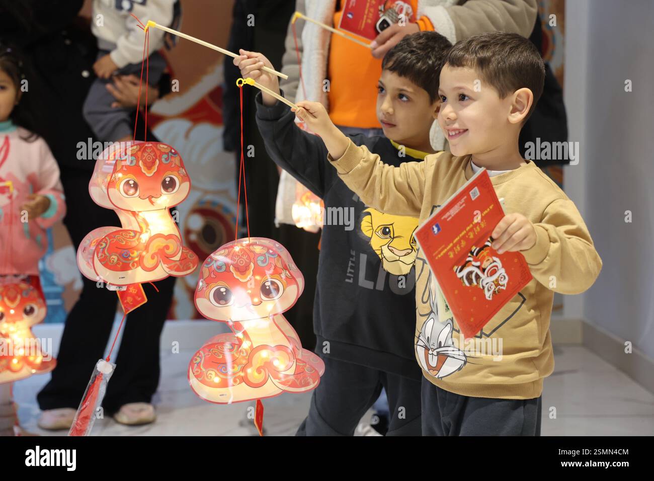 Rabat, Marokko. Februar 2025. Jungen posieren für Fotos mit Schlangenlaternen bei einem Laternenfest in Rabat, Marokko, am 12. Februar 2025. Quelle: Huo Jing/Xinhua/Alamy Live News Stockfoto