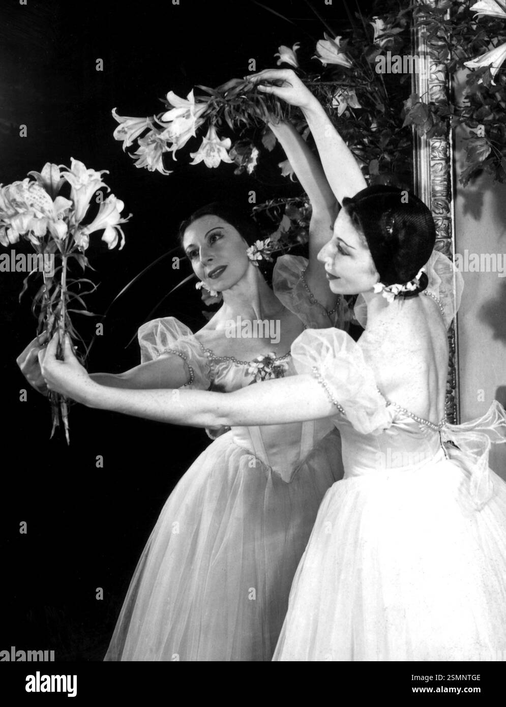 Dateifoto vom 27./5/1957 von Alicia Markova, während der Proben im Royal Opera House, Covent Garden, London, für ihre Rückkehr als Gastkünstlerin mit dem Royal Ballet. Die Ballerina, die Schauspielerin Audrey Hepburn und der Glam-Rock-Musiker Marc Bolan gehören zu den Preisträgern für 2025. Die blauen Tafeln, die vom Gebäudeeigentümer genehmigt werden müssen, sollen in diesem Jahr installiert werden. Die Markierungen auf den Gebäuden begannen 1866 und wurden seit 1986 von English Heritage betrieben. Ausgabedatum: Donnerstag, 13. Februar 2025. Stockfoto