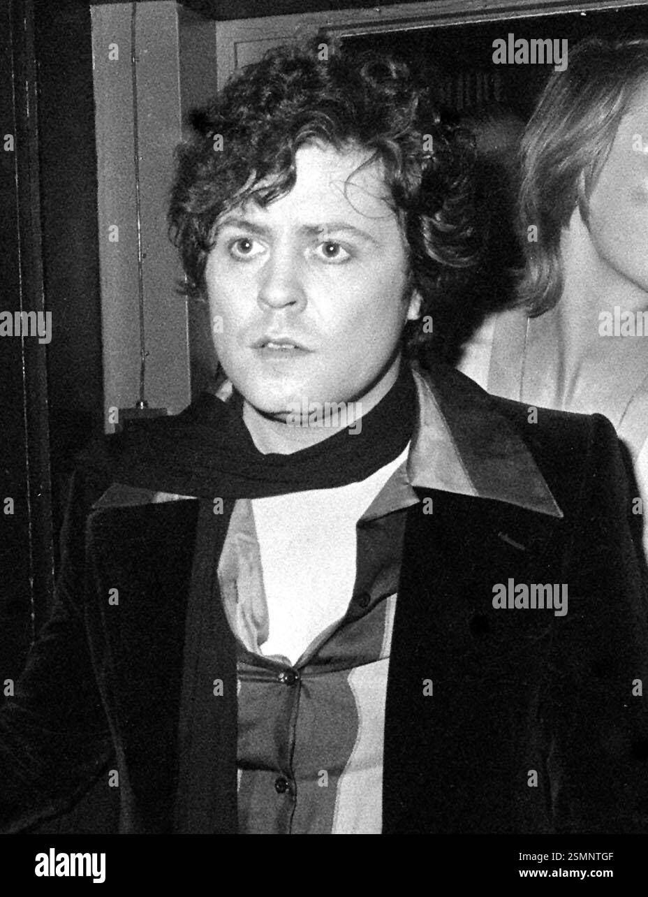 Aktenfoto vom 6/1976 von Marc Bolan, der zusammen mit Audrey Hepburn zu den blauen Ehrenzeichen für 2025 gehört. Die blauen Tafeln, die vom Gebäudeeigentümer genehmigt werden müssen, sollen in diesem Jahr installiert werden. Die Markierungen auf den Gebäuden begannen 1866 und wurden seit 1986 von English Heritage betrieben. Ausgabedatum: Donnerstag, 13. Februar 2025. Stockfoto