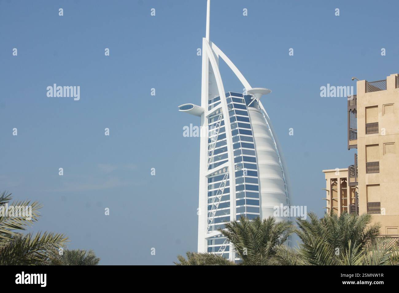 Ein hoher weißer Wolkenkratzer, der nach einem klaren blauen Himmel in Dubai strebt. Das ist wahrscheinlich der Burj Khalifa, das höchste Gebäude der Welt. Es ist ein Wahrzeichen-Symbol Stockfoto