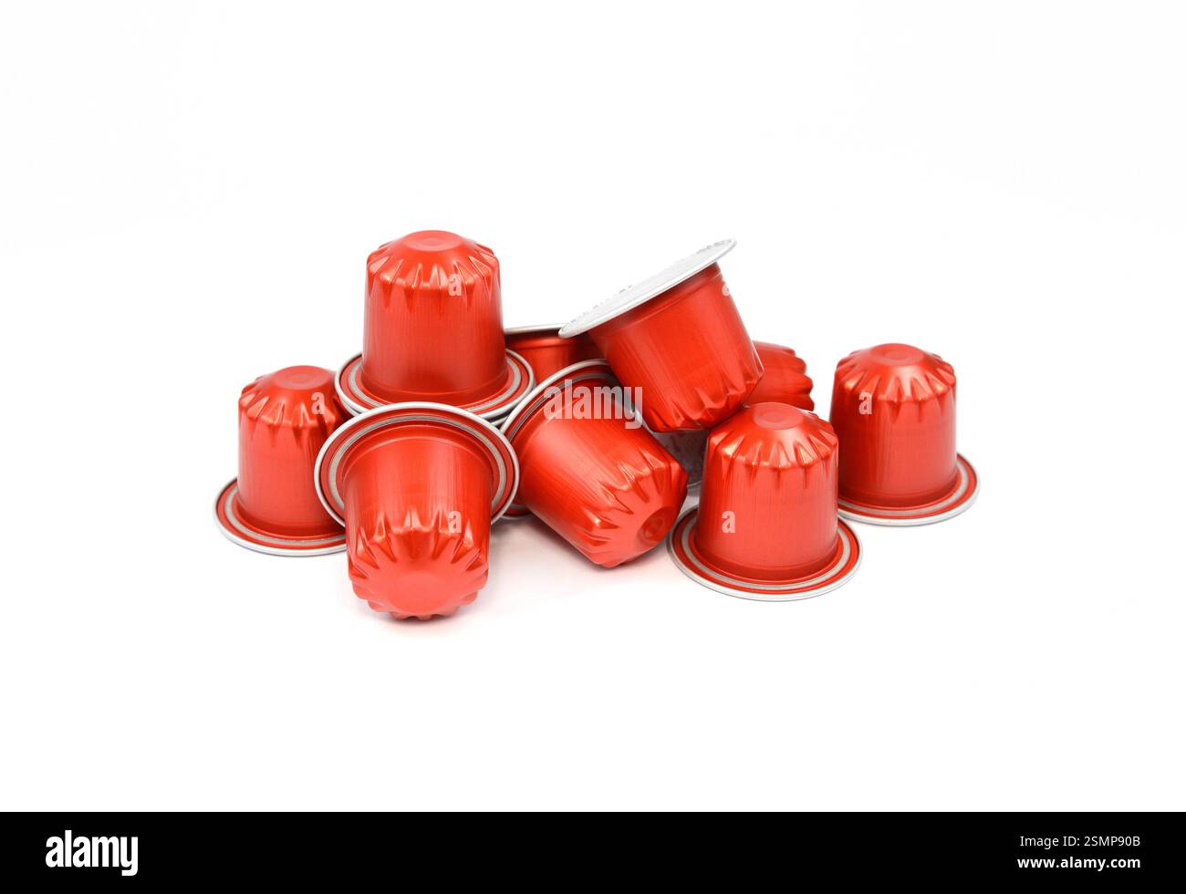 Kaffee-Espresso-Kapseln oder Kaffeepads auf isoliertem weißem Hintergrund. Kann als Element für Ihre Konstruktion verwendet werden Stockfoto