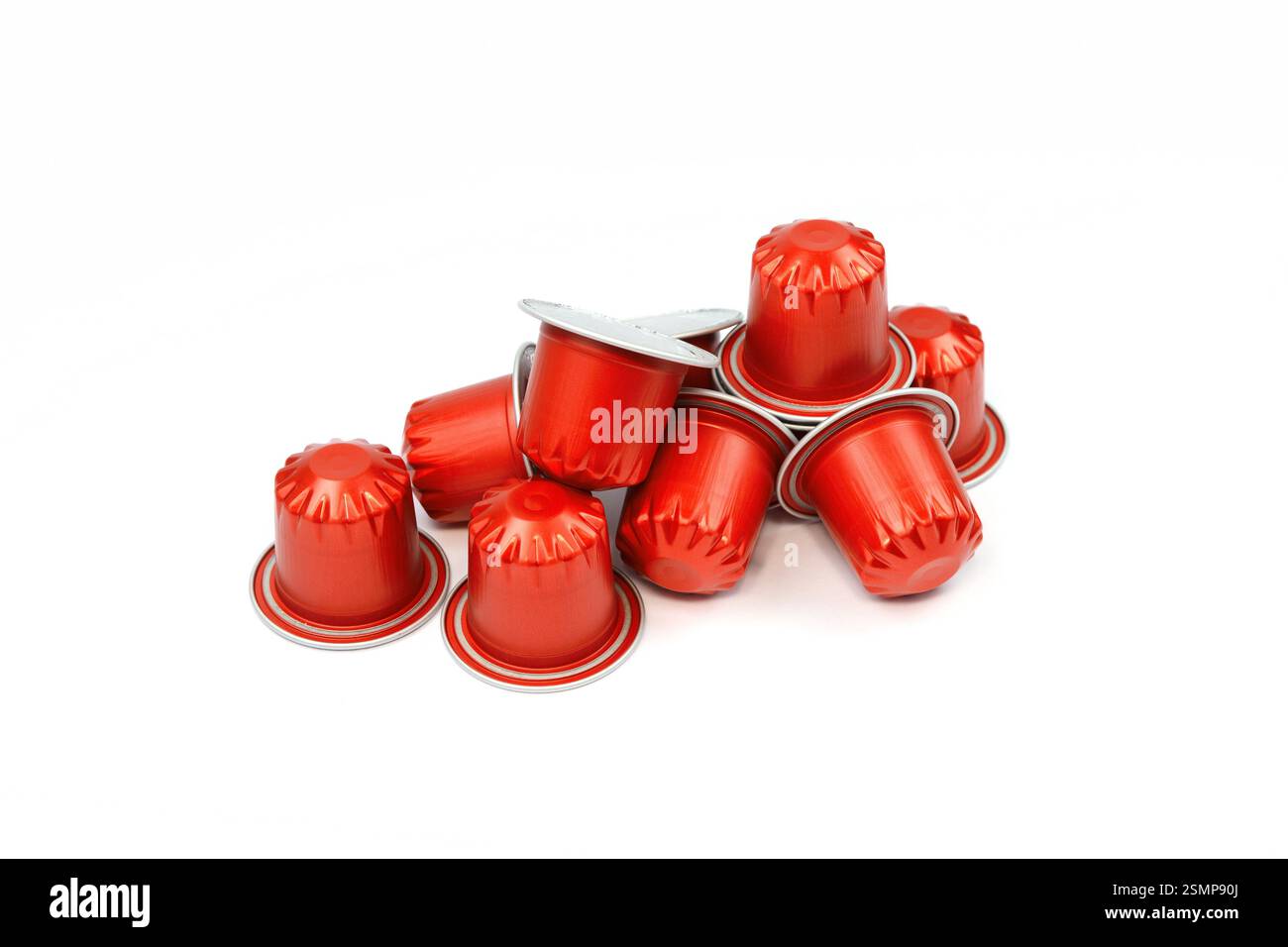 Kaffee-Espresso-Kapseln oder Kaffeepads auf isoliertem weißem Hintergrund. Kann als Element für Ihre Konstruktion verwendet werden Stockfoto