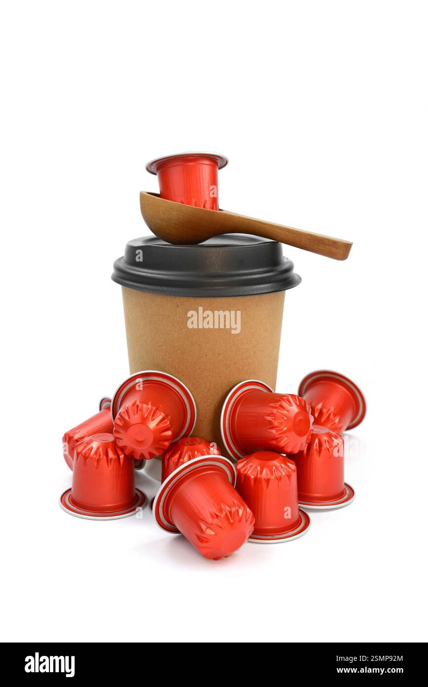 Kaffee-Espresso-Kapseln oder Kaffeepads und Einweg-Pappbecher auf isoliertem weißem Hintergrund. Kann als Element für Ihre Konstruktion verwendet werden Stockfoto