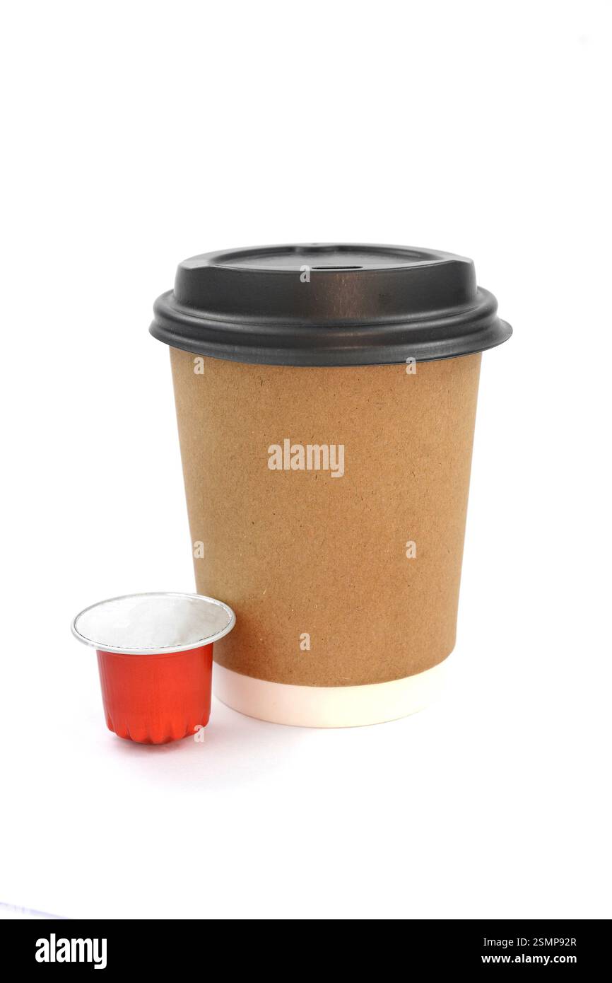 Kaffee-Espresso-Kapseln oder Kaffeepads und Einweg-Pappbecher auf isoliertem weißem Hintergrund. Kann als Element für Ihre Konstruktion verwendet werden Stockfoto