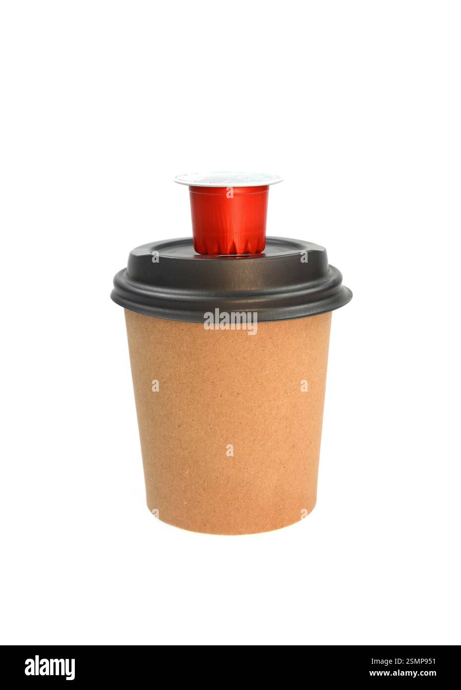 Kaffee-Espresso-Kapseln oder Kaffeepads und Einweg-Pappbecher auf isoliertem weißem Hintergrund. Kann als Element für Ihre Konstruktion verwendet werden Stockfoto