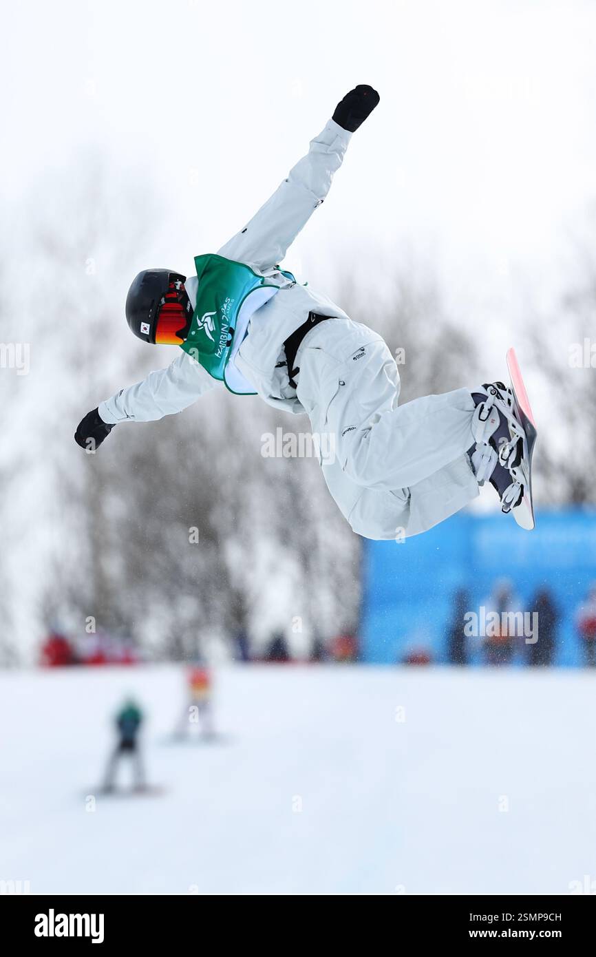 Februar 2025. Lee Ji-o aus Südkorea gewinnt Bronze in der Snowboard Halfpipe im Winter Asiad Lee Ji-o aus Südkorea vor dem Finale der Snowboard Halfpipe für Herren bei den Asiatischen Winterspielen im Yabuli Ski Resort in Yabuli, China, am 13. Februar 2025. Lee erhielt die Bronzemedaille bei der Veranstaltung. Quelle: Yonhap/Newcom/Alamy Live News Stockfoto