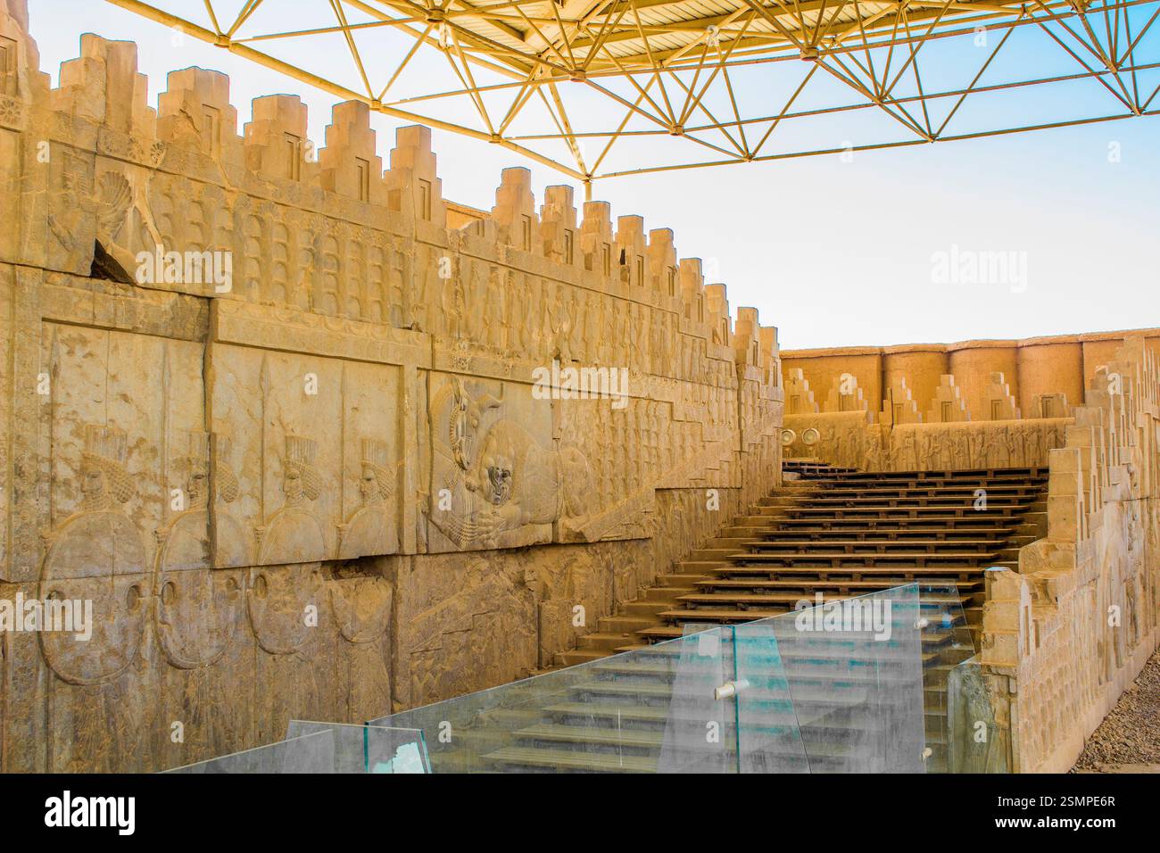 Persepolis, eine antike Hauptstadt der Könige der Achämenischen Dynastie des Iran (Persien), wurde 1979 zum UNESCO-Weltkulturerbe erklärt. Stockfoto Persepolis, eine antike Hauptstadt der Könige der Achämenischen Dynastie des Iran (Persien), wurde 1979 zum UNESCO-Weltkulturerbe erklärt. Stockfoto