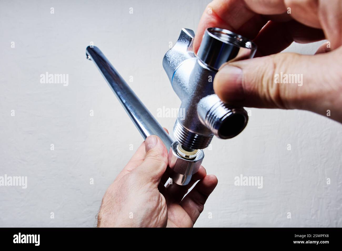 Badarmatur mit langem Auslauf zur Steuerung des Wasserdurchflusses. Stockfoto