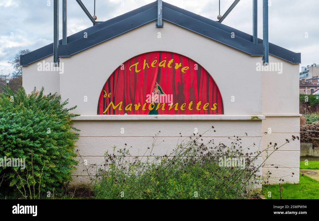 Paris, Frankreich - 02 08 2025: Puppentheater im Georges Brassens Park in Paris Stockfoto