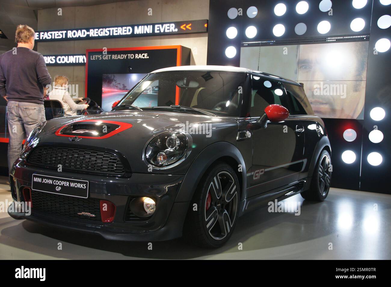 MINI John Cooper Works GP Werbung: Ein roter MINI John Cooper Works GP mit schwarzen Akzenten zerreißt die Straßen von Deutschland, München. Dieser leistungsstarke Hut Stockfoto