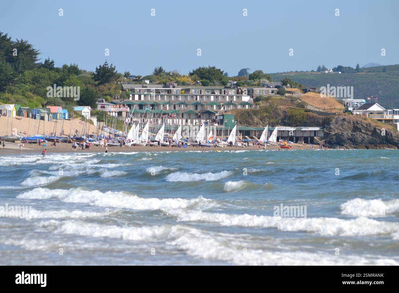 Windiger Tag Segeln vor Abersoch Beach, Nordwales Stockfoto