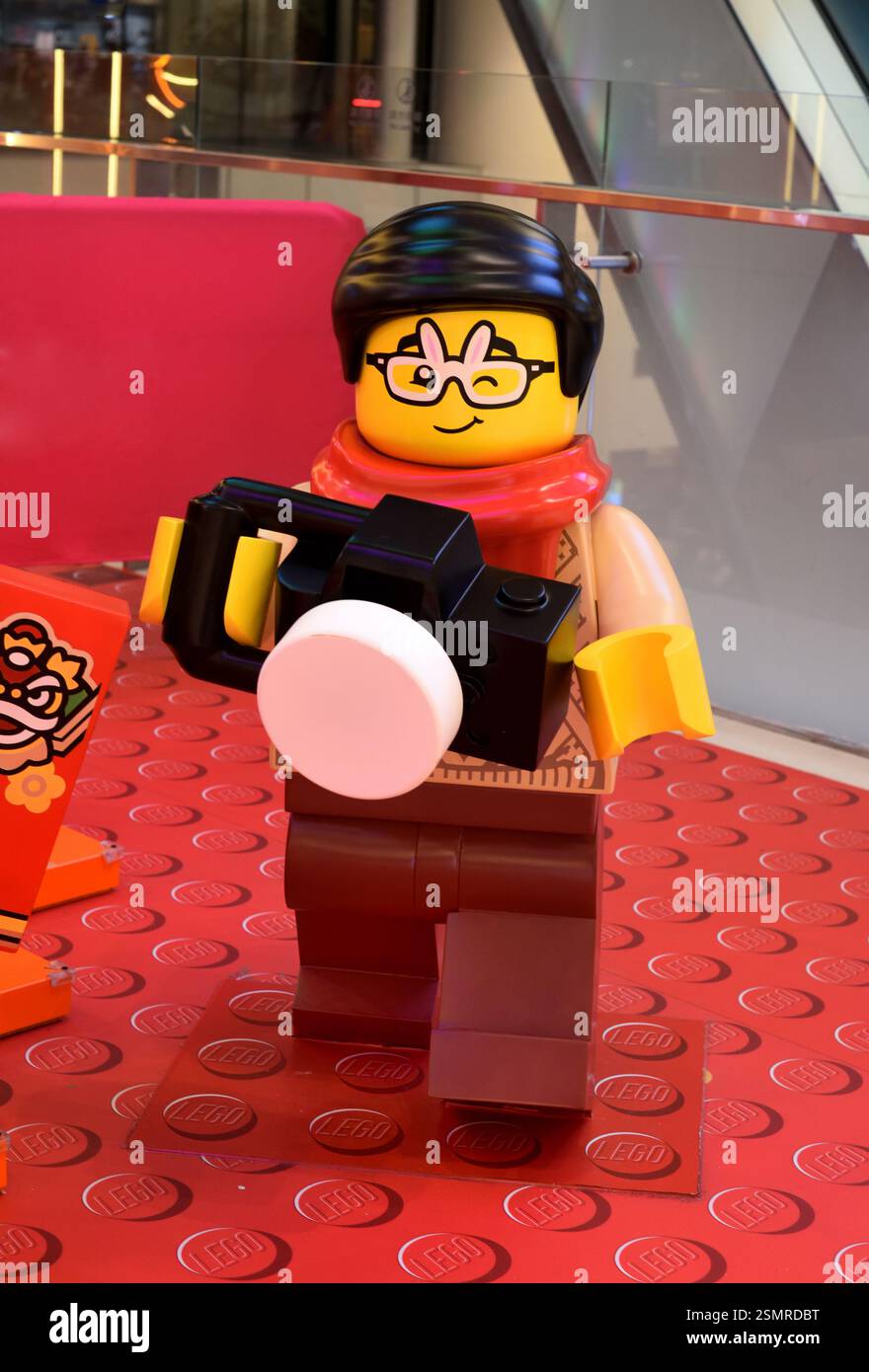 Mann hält Kamera, lego Block Stockfoto