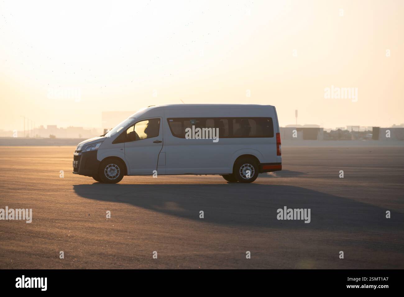 Doha, Katar - 14. Dezember 2024: Toyota Hiace 2.8 l Diesel-Minibus mit 13 Sitzplätzen Stockfoto