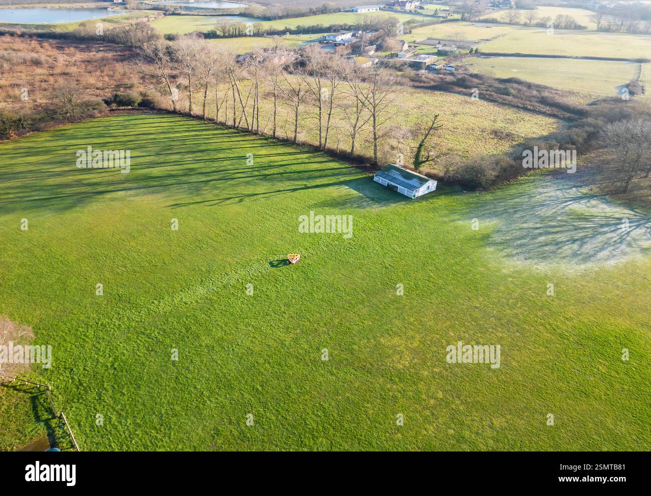 Aus der Vogelperspektive auf das alte Dorf Ulcombe und seinen zentralen Park und Erholungsgebiet in kent. Das Dorf wurde im domesday Buch erwähnt Stockfoto