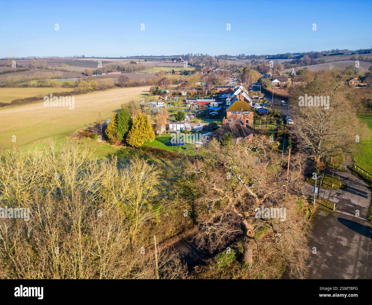 Aus der Vogelperspektive auf das alte Dorf Ulcombe und seinen zentralen Park und Erholungsgebiet in kent. Das Dorf wurde im domesday Buch erwähnt Stockfoto