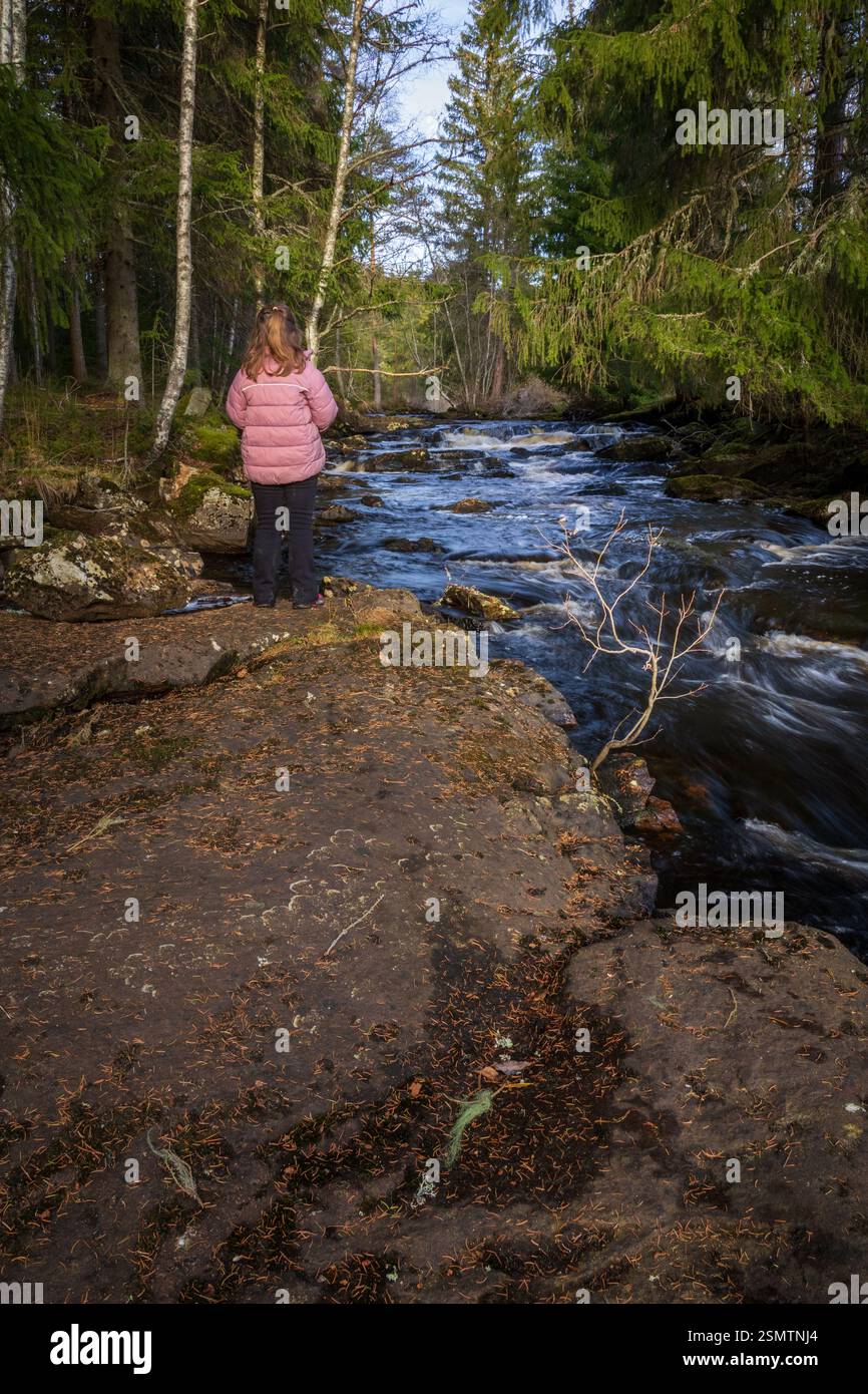 Uralter Stein, fließender Fluss und ruhige Reflexionen – Steinbrua steht stark im Laufe der Zeit. Ein Ort, an dem Sie anhalten, nach oben schauen und die Reise mitnehmen können Stockfoto