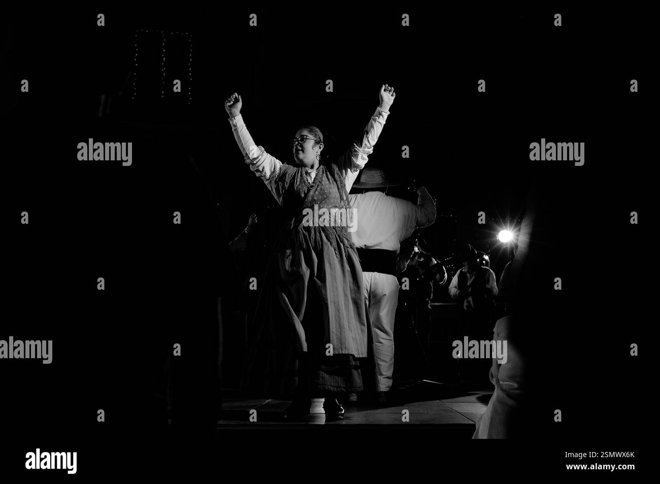 Eine leidenschaftliche Tänzerin hebt während der Festas Gualterianas ihre Arme in einem kraftvollen Ausdruck Stockfoto