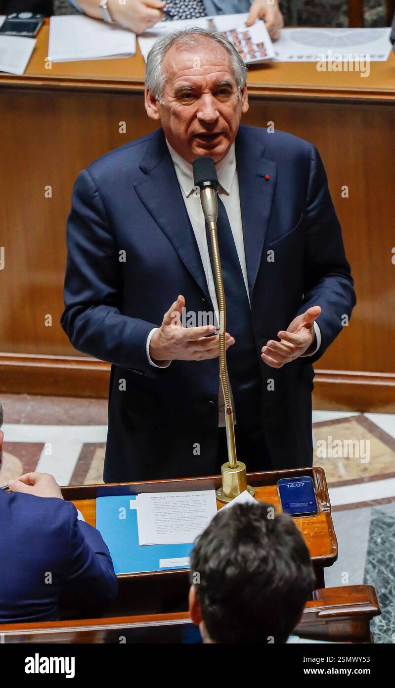 Französischer Premierminister Francois Bayrou während der Sitzung der Anfragen an die französische Regierung in der Nationalversammlung in Paris, Frankreich am 12. Februar 2025. Foto: Jean-Bernard Vernier/JBV News/ABACAPRESS. COM Credit: Abaca Press/Alamy Live News Stockfoto