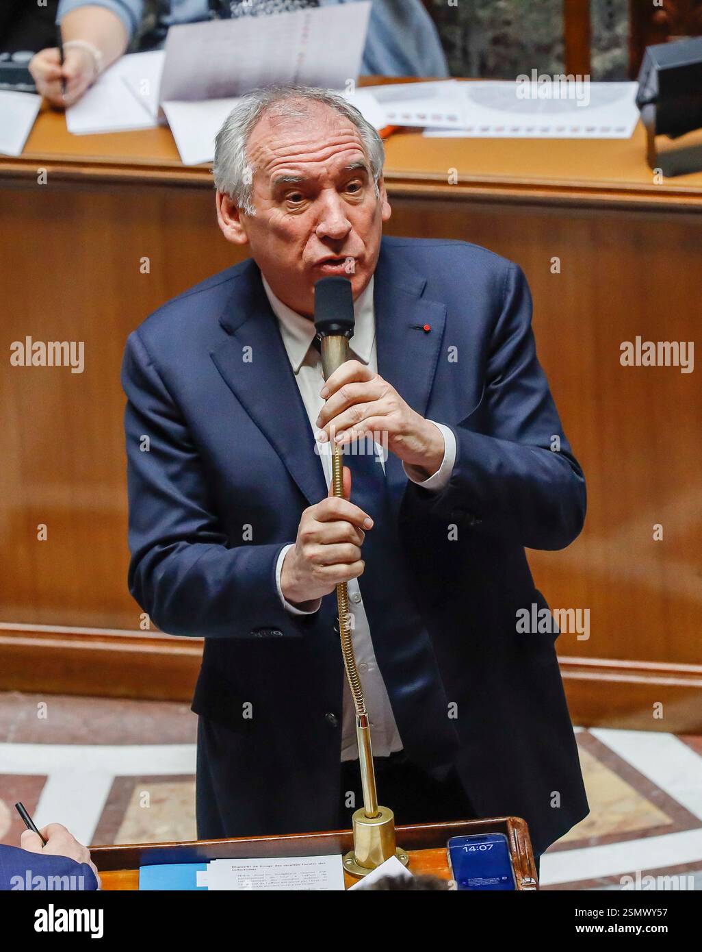 Französischer Premierminister Francois Bayrou während der Sitzung der Anfragen an die französische Regierung in der Nationalversammlung in Paris, Frankreich am 12. Februar 2025. Foto: Jean-Bernard Vernier/JBV News/ABACAPRESS. COM Credit: Abaca Press/Alamy Live News Stockfoto