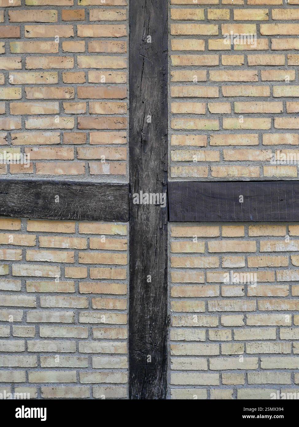 Fachwerkwände mit Mauerwerk sind Teil historischer Baumethoden und zeugen von der Handwerkskunst vergangener Generationen Stockfoto