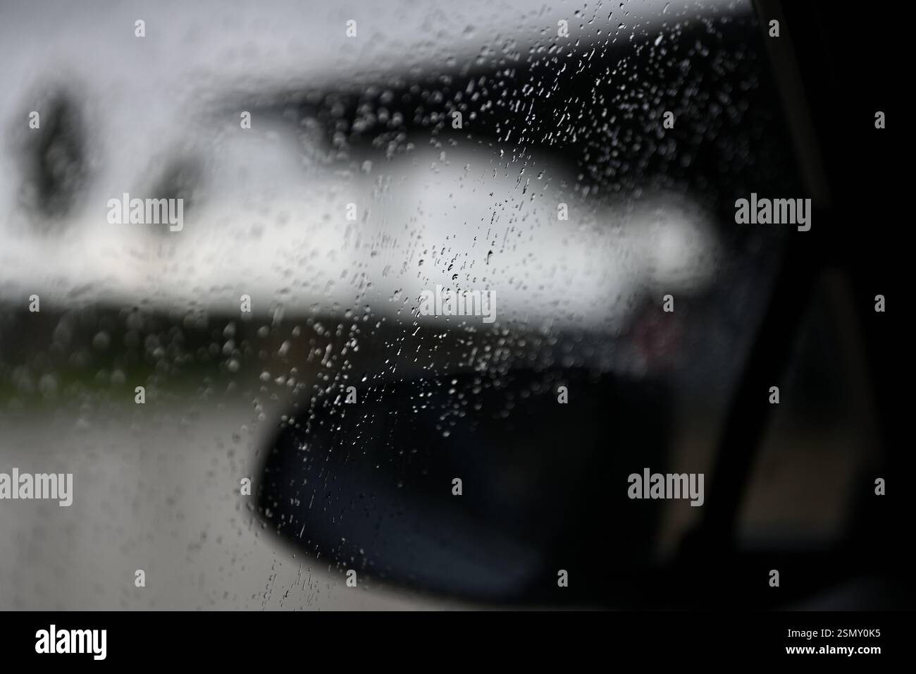 Regnerischer stürmischer Regen tropft Hintergrundfoto Stockfoto