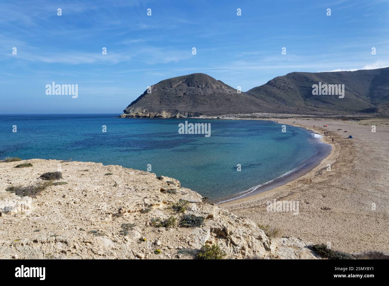Strand El Playazo und vulkanische Landzunge Punta de la Polacra im Hintergrund, Rodalquilar, Naturpark Cabo de Gata-Nijar, Almeria, Spanien, März 2024 Stockfoto