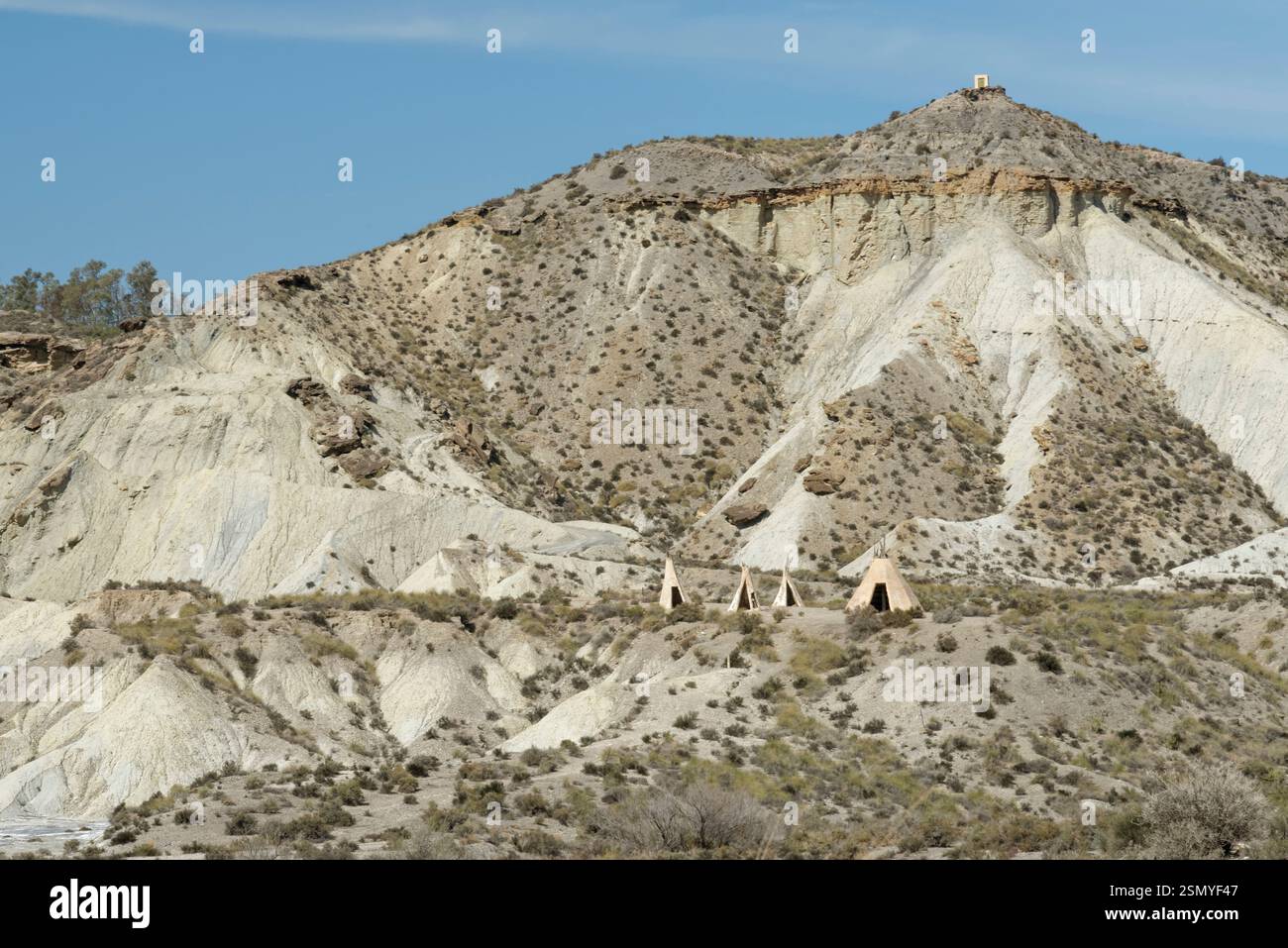 Indianische Tipis in erodierter Wüstenlandschaft, Western Leone Filmset, Tabernas Desert, Almeria, Spanien, März 2024. Stockfoto