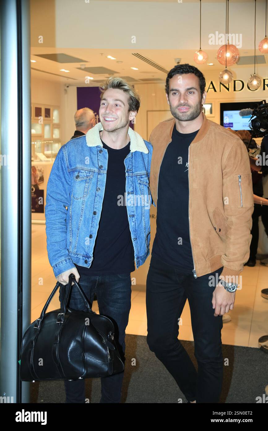 Sam Thompson und James Dunmore haben gestern Abend bei der Veröffentlichung von PANDORAS neuer Disney-Kollektion entdeckt Stockfoto