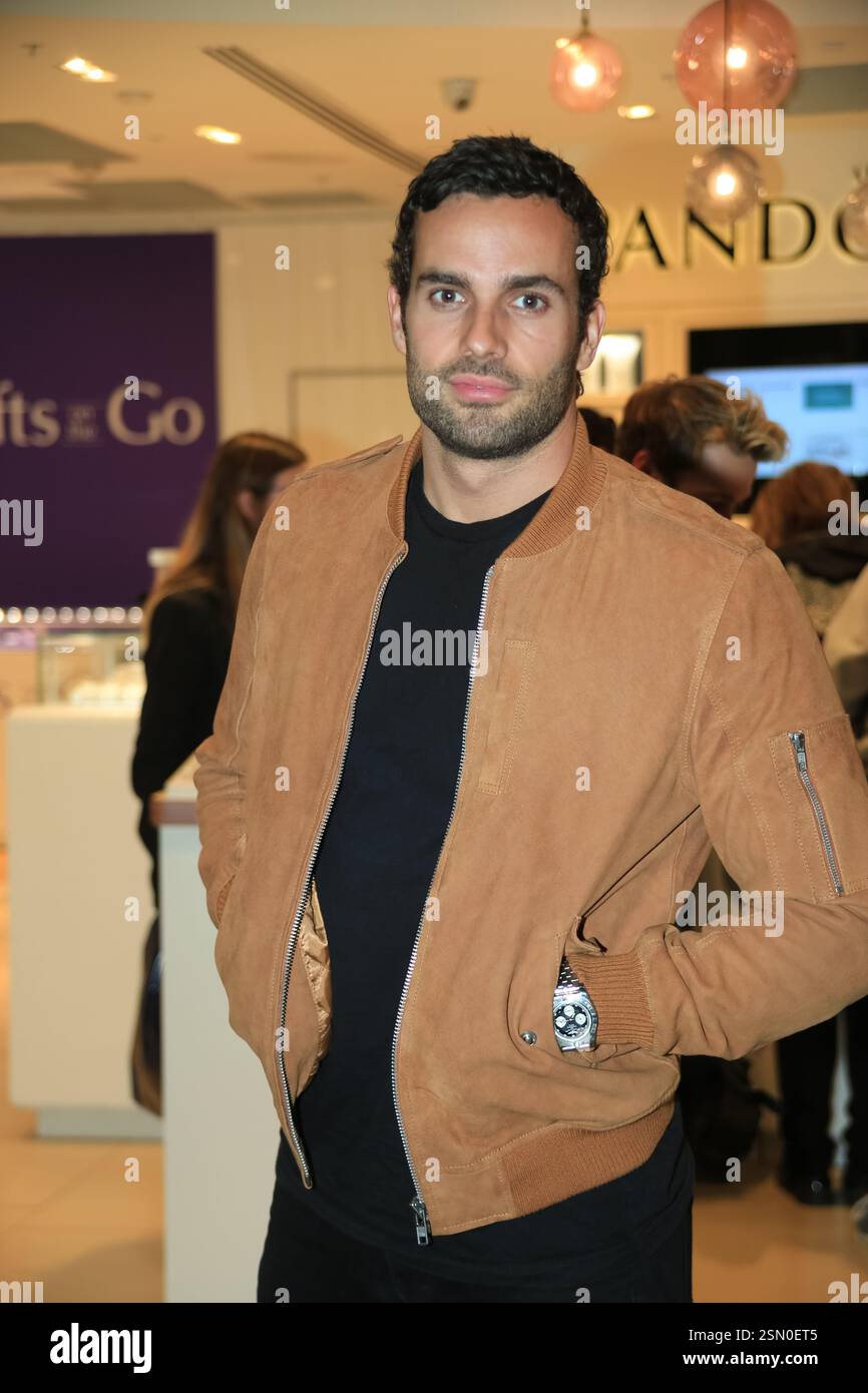James Dunmore nahm an der Veröffentlichung der Disney-Kollektion VON PANDORA im Flaggschiff Marble Arch Store in London Teil Stockfoto