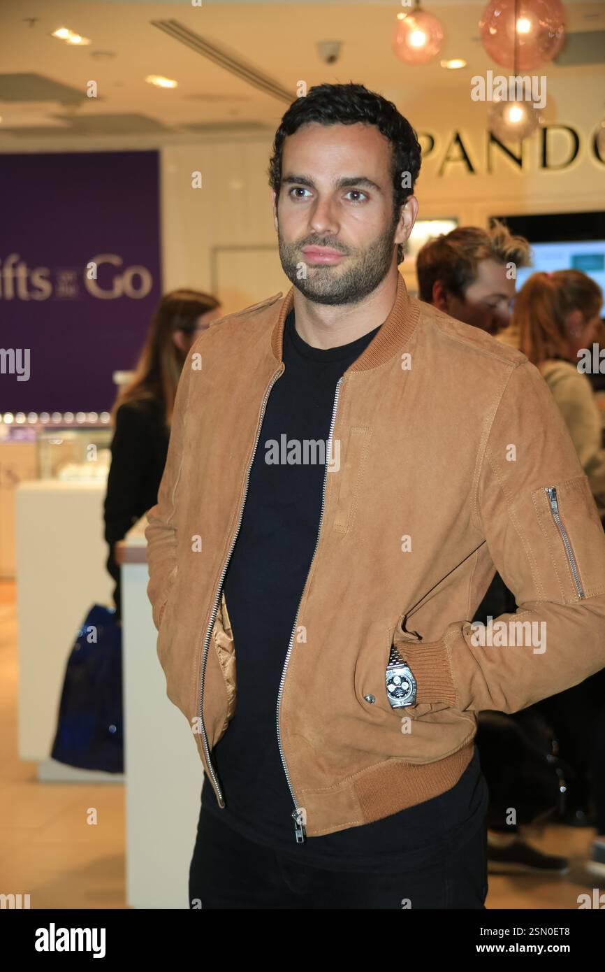 James Dunmore nahm an der Veröffentlichung der Disney-Kollektion VON PANDORA im Flaggschiff Marble Arch Store in London Teil Stockfoto