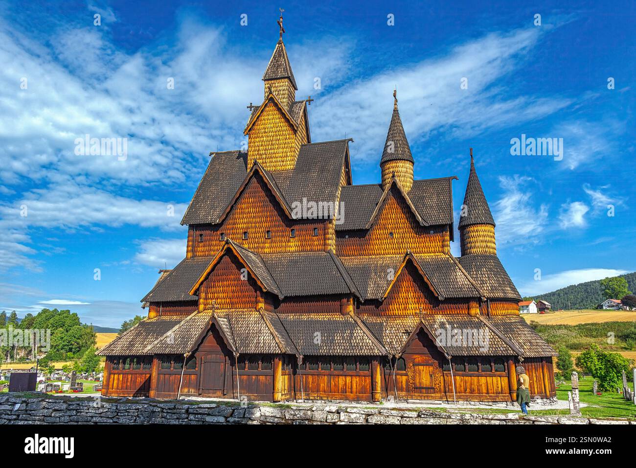 Die Heddal Stave Church ist eine bauliche Holzkirche. Sie ist die größte aller erhaltenen Stabkirchen und eine wichtige Touristenattraktion. Norwegen Stockfoto