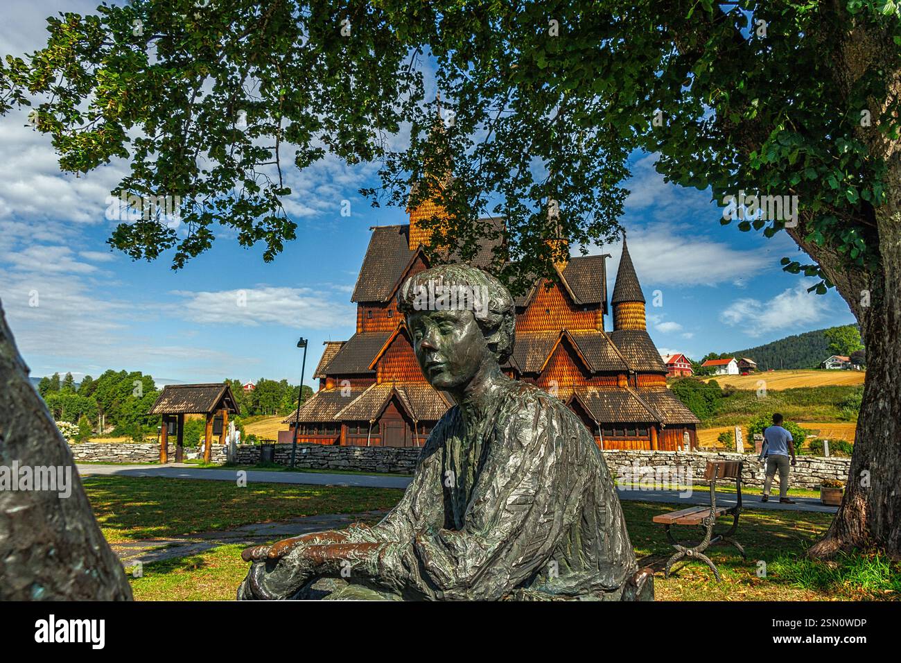 Bronzeskulptur in der Nähe der historischen Heddal Stabkirche, die Norwegens mittelalterliches architektonisches Erbe repräsentiert. Notodden, Telemark, Norwegen Stockfoto