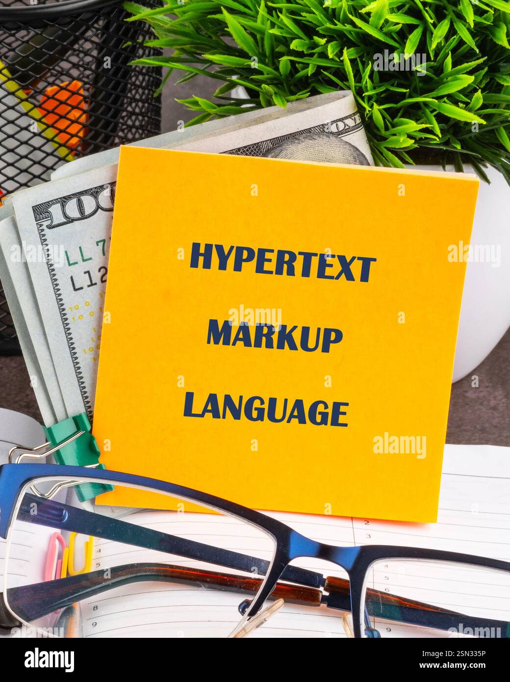 Die Hypertext-Markup-Sprache ist für die Webentwicklung von entscheidender Bedeutung und beeinflusst Technologie und Geschäft mit strukturierter Textformatierung. Stockfoto
