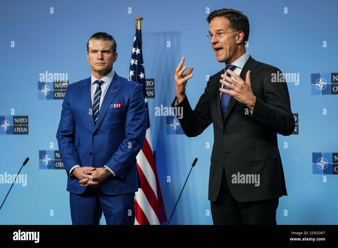 (250213) -- BRÜSSEL, 13. Februar 2025 (Xinhua) -- US-Verteidigungsminister Pete Hegseth (L) und NATO-Generalsekretär Mark Rutte nehmen gemeinsam an einer Pressekonferenz in Brüssel, Belgien, am 13. Februar 2025 Teil. US-Verteidigungsminister Pete Hegseth schloss am Mittwoch den Beitritt der Ukraine zur Nordatlantischen Vertragsorganisation (NATO) als Teil einer Verhandlungslösung zur Beendigung des Konflikts zwischen der Ukraine und Russland aus. In den einleitenden Bemerkungen auf der Sitzung der Kontaktgruppe „Ukraine Defense Contact Group“ im NATO-Hauptquartier in Brüssel, Belgien, sagte Hegseth, dass es Washingtons Haltung sei, dass die Sicherheit der Ukraine garantiere. Stockfoto