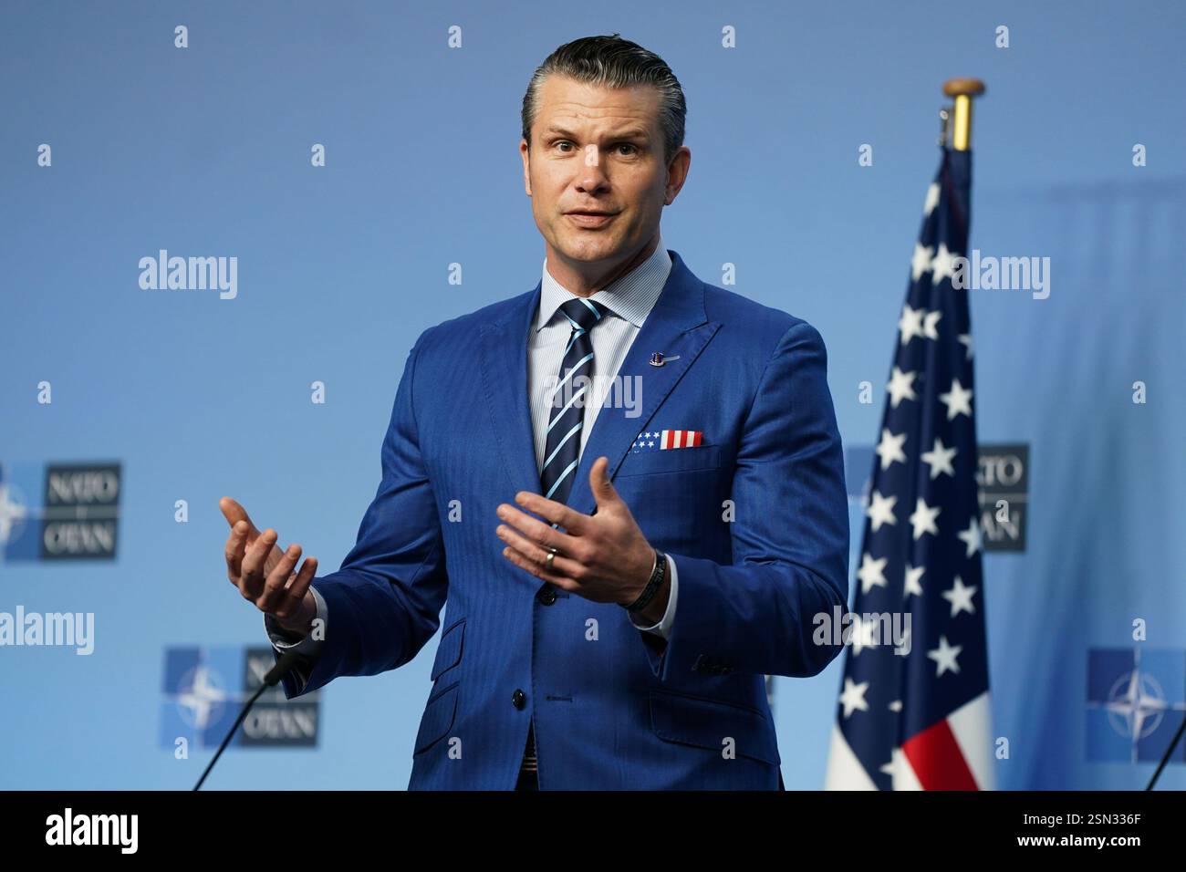 (250213) -- BRÜSSEL, 13. Februar 2025 (Xinhua) -- US-Verteidigungsminister Pete Hegseth spricht auf einer Pressekonferenz in Brüssel, Belgien, 13. Februar 2025. US-Verteidigungsminister Pete Hegseth schloss am Mittwoch den Beitritt der Ukraine zur Nordatlantischen Vertragsorganisation (NATO) als Teil einer Verhandlungslösung zur Beendigung des Konflikts zwischen der Ukraine und Russland aus. In seinen einleitenden Bemerkungen auf der Sitzung der Kontaktgruppe für Verteidigung der Ukraine im NATO-Hauptquartier in Brüssel, Belgien, sagte Hegseth, es sei Washingtons Standpunkt, dass Sicherheitsgarantien für die Ukraine "nicht durch die NATO-Mitgliedschaft gegeben werden sollten. Stockfoto