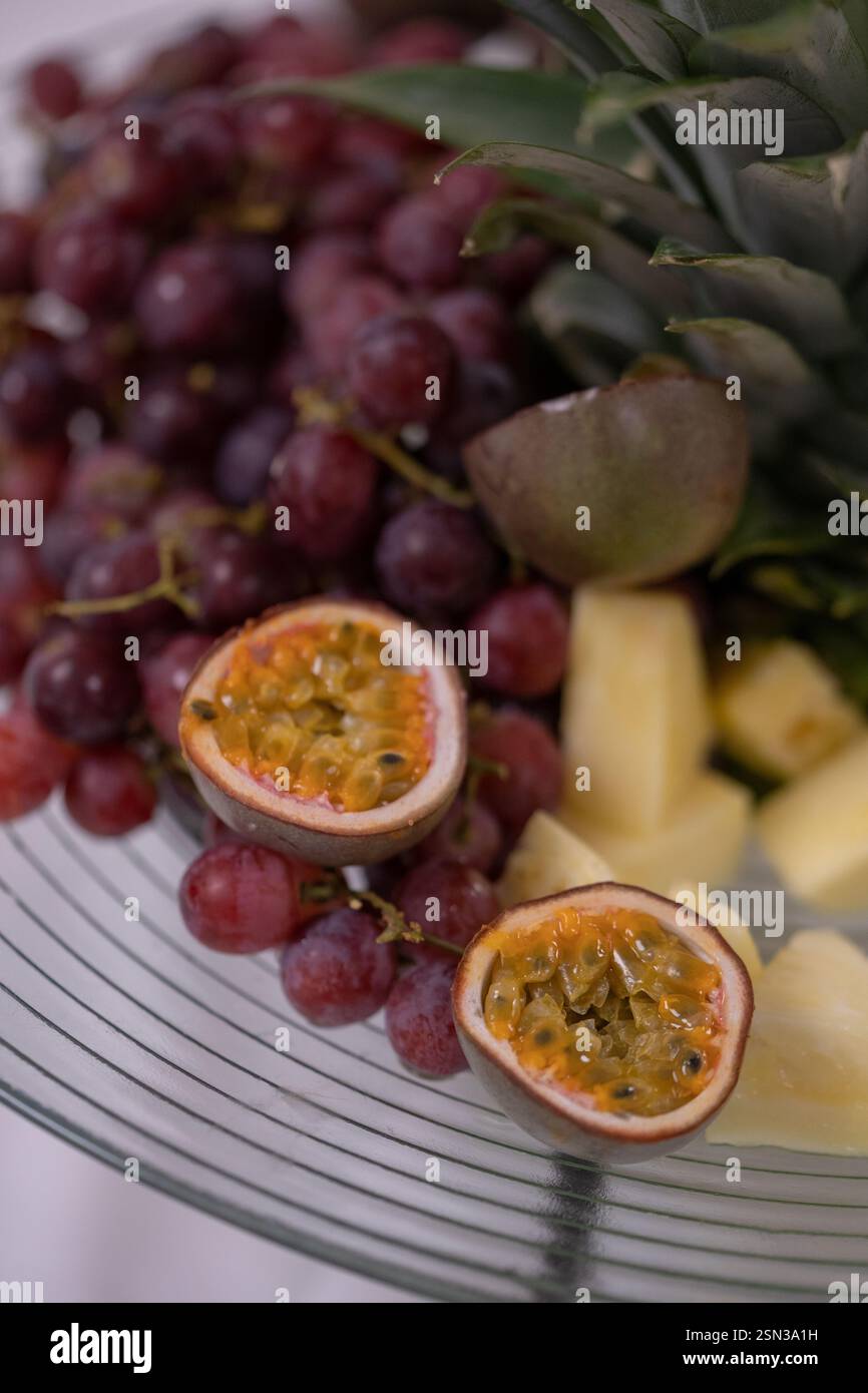 Obstplatte mit Trauben, Ananas und Passionsfrucht Stockfoto