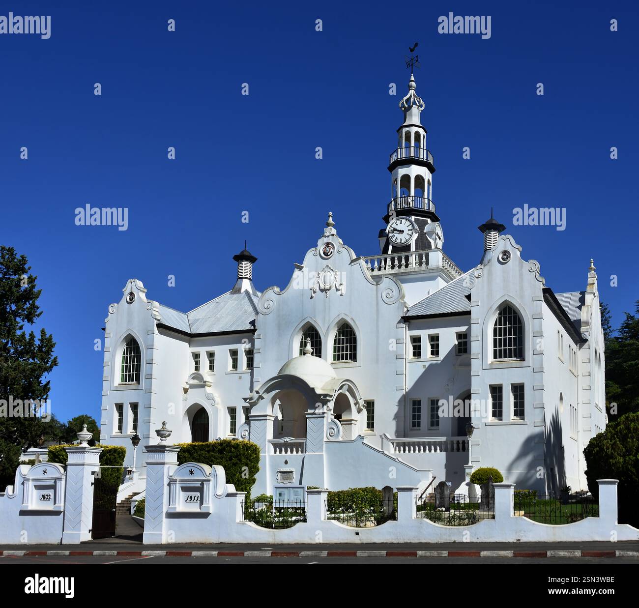 Die Niederländisch-reformierte Kirche in Swellendam ist die zweite Kirche auf dem Gelände und stammt aus dem Jahr 1910. Swellendam Westkap Südafrika, RSA, Stockfoto