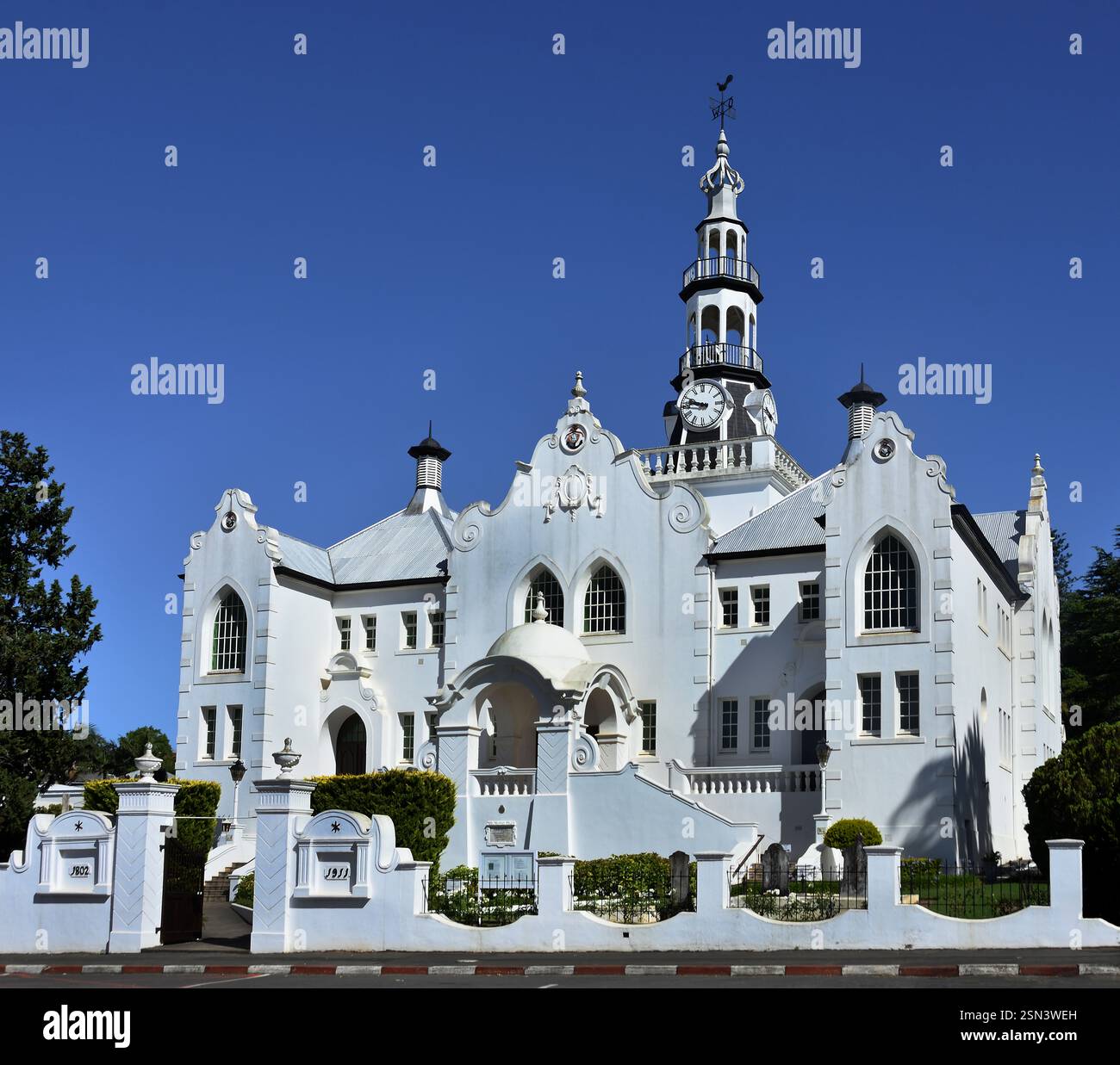 Die Niederländisch-reformierte Kirche in Swellendam ist die zweite Kirche auf dem Gelände und stammt aus dem Jahr 1910. Swellendam Westkap Südafrika, RSA, Stockfoto