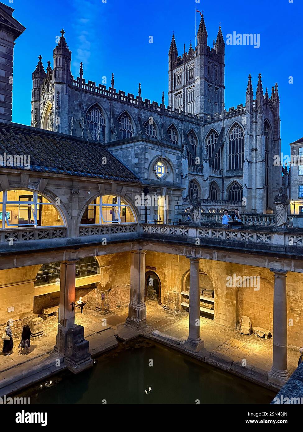 Bath Abbey und römische Bäder bei Nacht in Bath, Somerset, England. Stockfoto