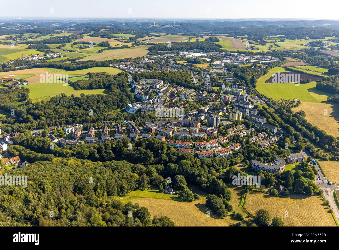 Luftaufnahme, Wohngebiet, Wohnsiedlung Rosenhügel mit Reihenhäusern und Hochhäusern, Konrad-Adenauer-Straße am Waldrand Stockfoto