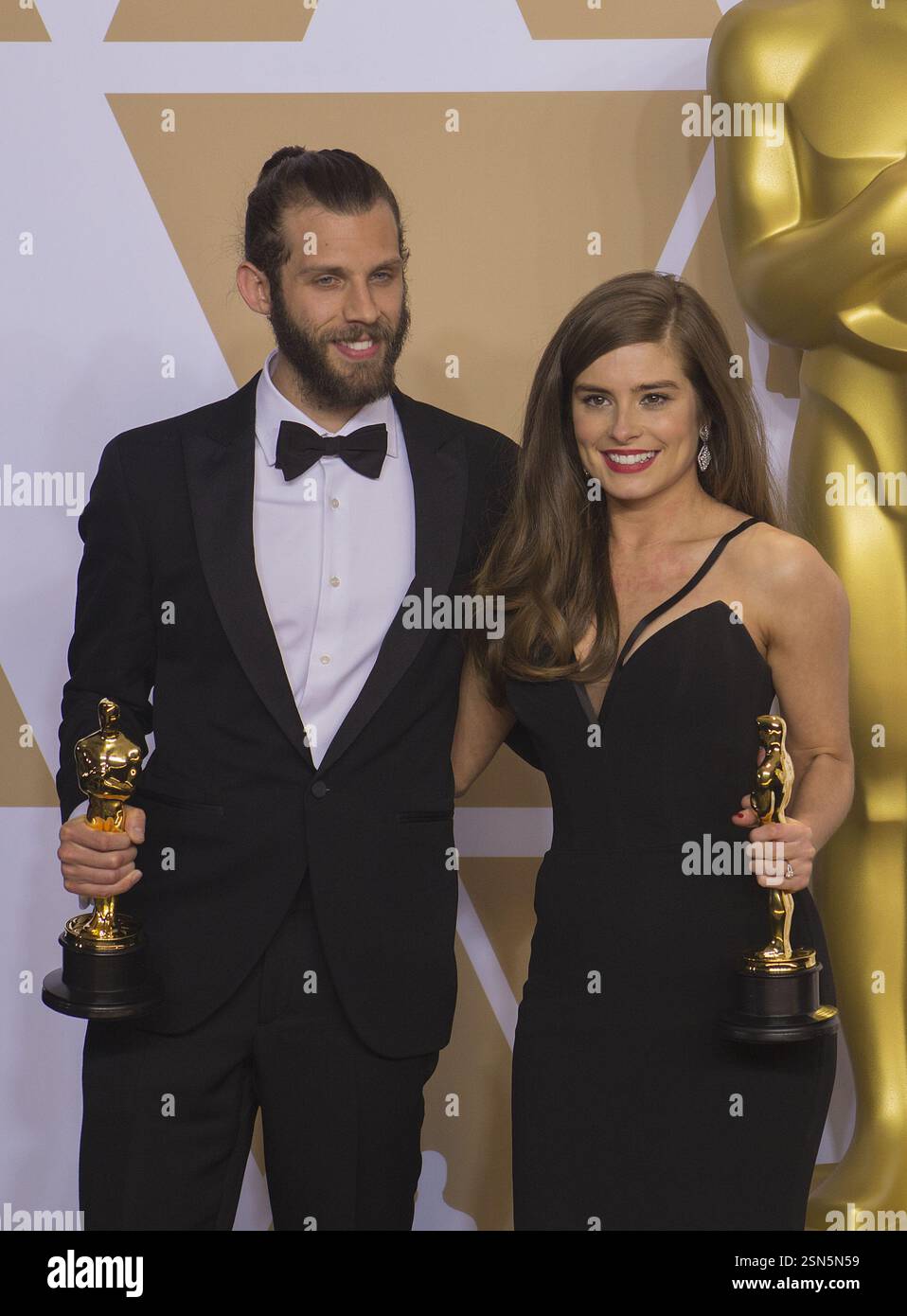 Die Filmemacher Chris Overton (L) und Rachel Shenton, Gewinner des Live Action Short Film Award für „'das stumme Kind' im Presseraum während der 90. Jährlichen Academy Awards im Hollywood & Highland Center am 4. März 2018 in Hollywood, Kalifornien Stockfoto