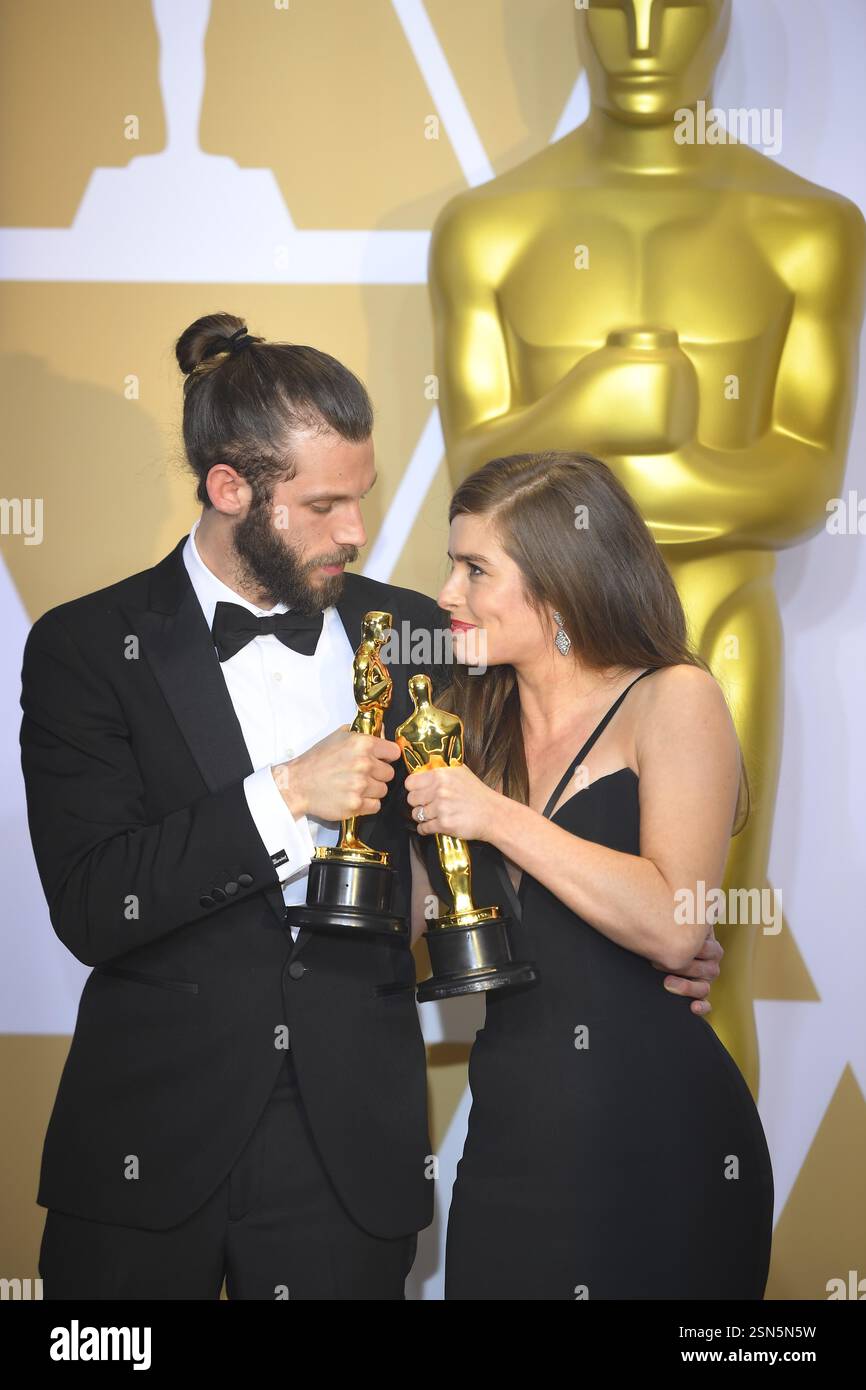 Die Filmemacher Chris Overton (L) und Rachel Shenton, Gewinner des Live Action Short Film Award für „'das stumme Kind' im Presseraum während der 90. Jährlichen Academy Awards im Hollywood & Highland Center am 4. März 2018 in Hollywood, Kalifornien Stockfoto