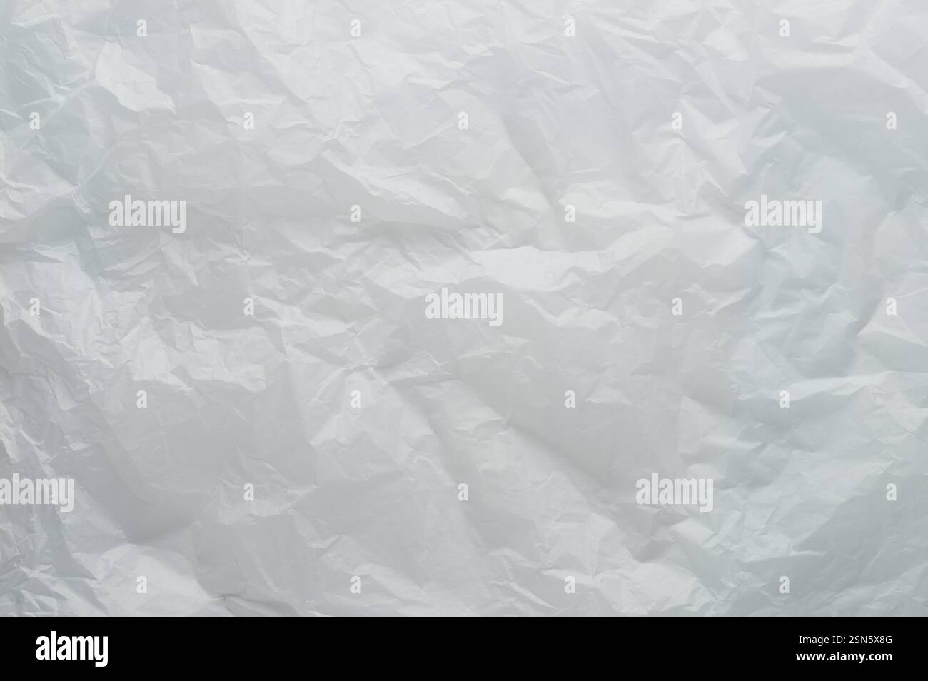Abstrakte, zerknitterte Papierseite, Makroansicht in Nahansicht Stockfoto