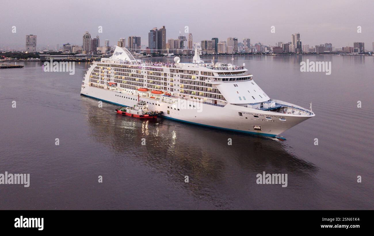 FOTOS: Manila, Philippinen. Februar 2025: Das Kreuzfahrtschiff Seven Seas Voyager während eines Zwischenstopps im Hafen von Manila. In einer Pressemitteilung zeigt sich die Philippine Ports Authority (PPA) optimistisch in Bezug auf den boomenden Kreuzfahrtsektor, nachdem die Zahl der Passagiere im Jahr 2024 um 61 % gestiegen war und 2025 mit einer Zunahme von 29,8% gerechnet wurde. Laufende Entwicklungen wie Investitionen in die Hafeninfrastruktur im Archipel zielen darauf ab, den Status der PH als führendes Kreuzfahrtziel weiter zu erhöhen, die lokale Wirtschaft anzukurbeln und den internationalen Tourismusmarkt zu fördern Credit: KEVIN IZORCE/Alamy Live News Stockfoto